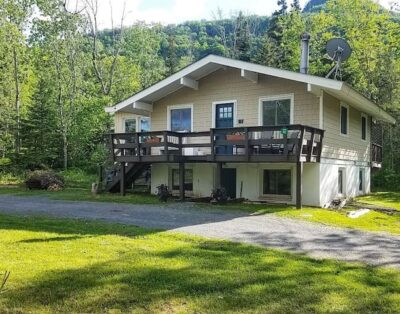 Stones Throw Lodge – Outdoor Hot Tub on Private Deck!
